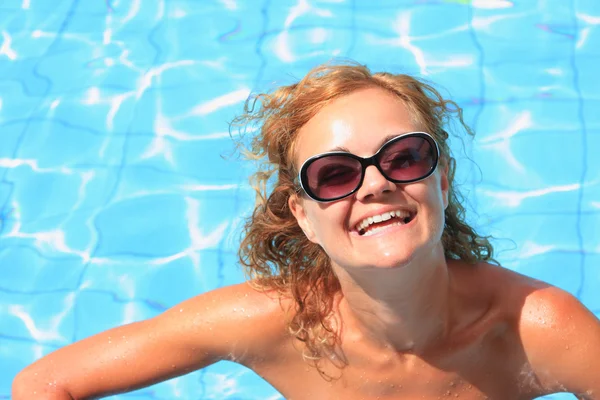 Modelo de biquíni na piscina com água azul clara — Fotografia de Stock