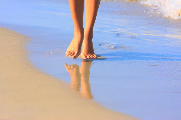 Mooi meisje lopen in het water — Stockfoto