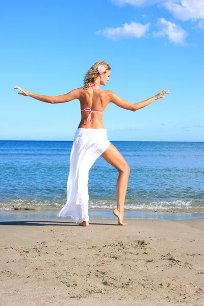 Hermosa chica meditando —  Fotos de Stock