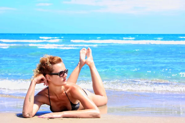 Vrouw ontspannen op het strand — Stockfoto