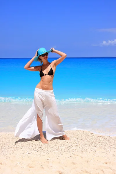 Vrouw op het strand — Stockfoto