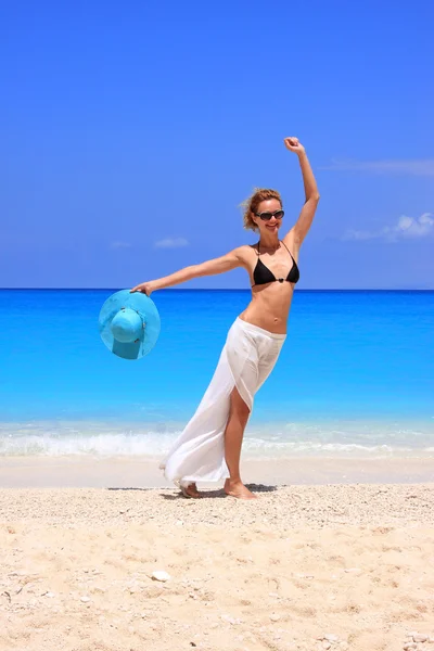 Vrouw op het strand — Stockfoto