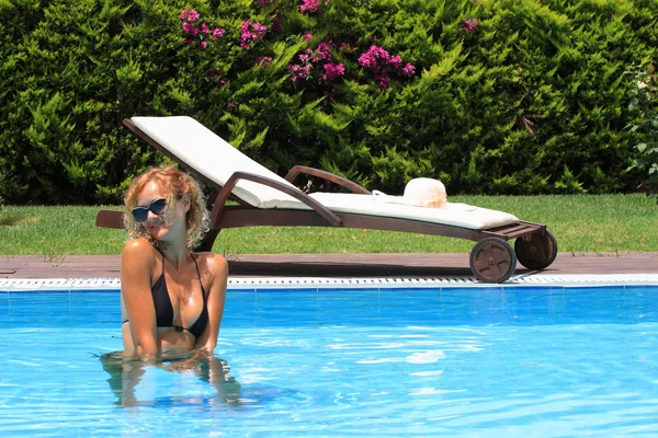 Mujer en una piscina — Foto de Stock