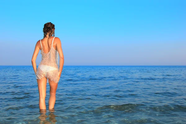 Mujer relajándose en la playa — Foto de Stock