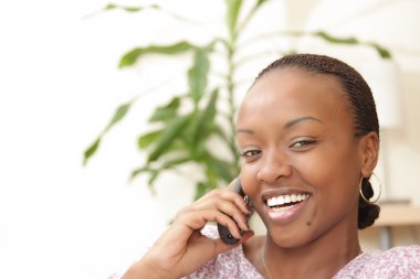 mutlu bir kadın telefon resmi