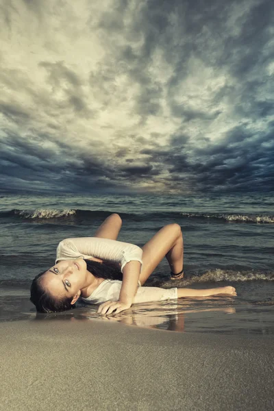 Woman on the beach — Stock Photo, Image