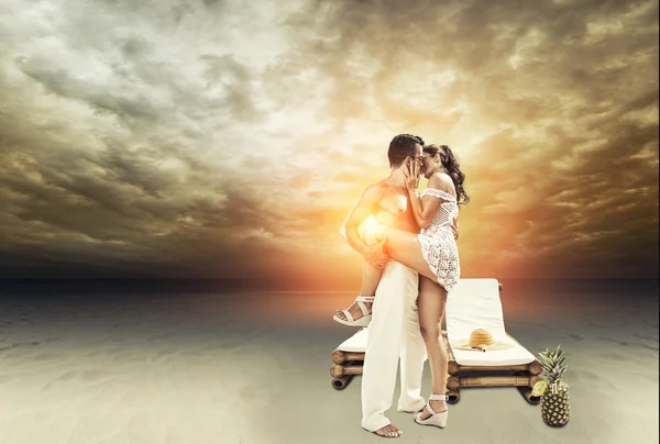 在热带的海滩上的年轻夫妇 — 图库照片