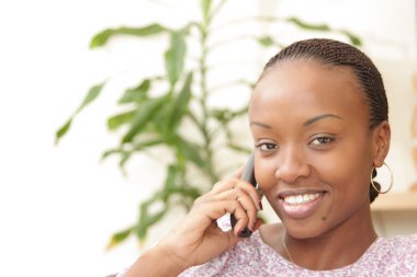 mutlu bir kadın telefon resmi