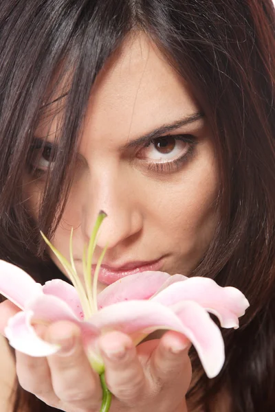 Hermosa mujer con flor aislada en blanco — Foto de Stock