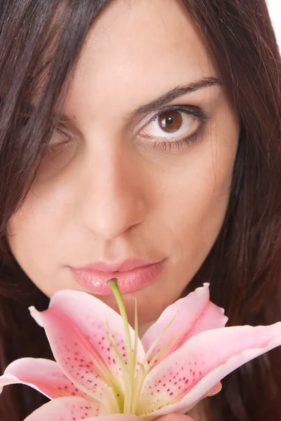 Bela mulher com flor isolada em branco — Fotografia de Stock