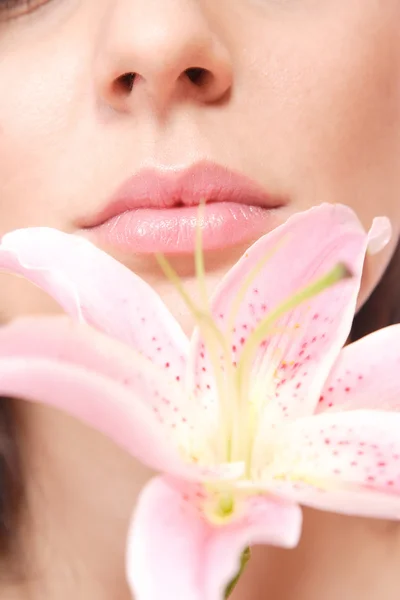 Hermosa mujer con flor aislada en blanco —  Fotos de Stock