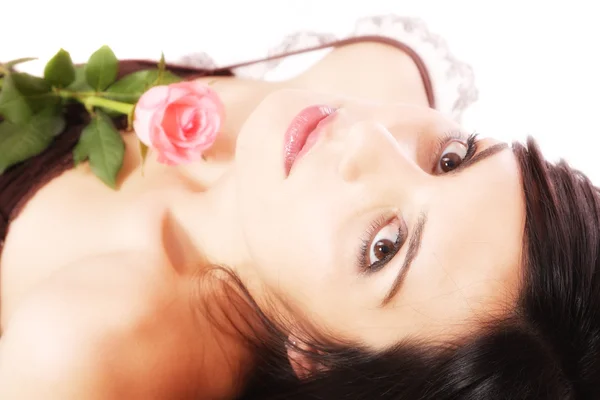 Vacker kvinna med blomma isolerad på vit — Stockfoto