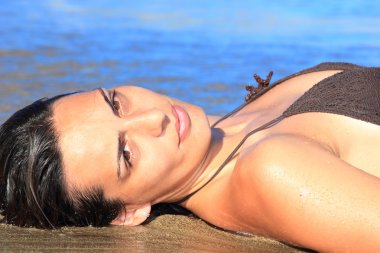 güzel model bir sahilde rahatlatıcı