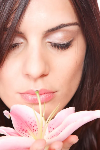 Skönhet skott av kvinna med blomma — Stockfoto
