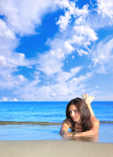 Modelo bonito relaxante em uma praia — Fotografia de Stock