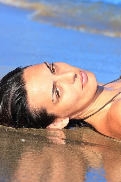 Krásný model relaxaci na pláži — Stock fotografie