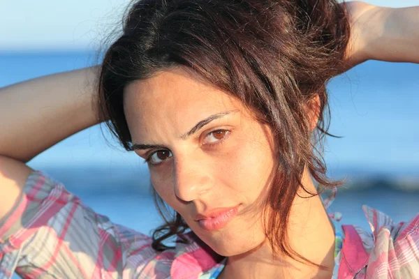 Hermosa modelo relajante en una playa —  Fotos de Stock