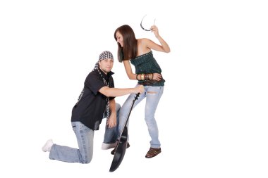 yakışıklı genç erkek ve dişi müzisyenler, gitar ile performans