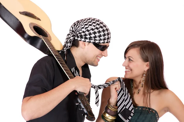 Красивые молодые мужчины и женщины-музыканты, исполнители с гитарой — стоковое фото