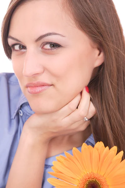 Schöne Frau mit Blume isoliert auf weiß — Stockfoto