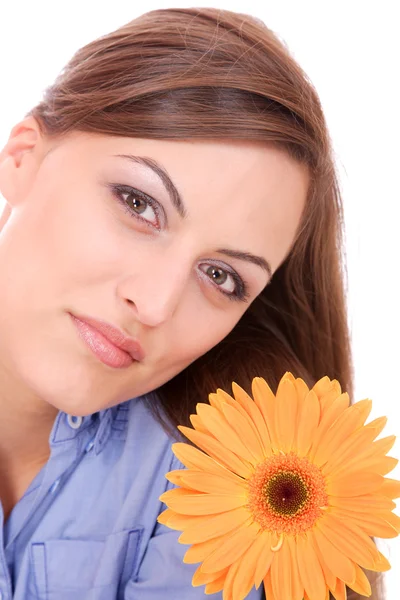 Hermosa mujer con flor aislada en blanco — Foto de Stock