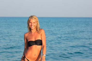 Sahildeki kadın.