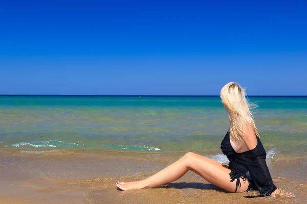 Mulher na praia — Fotografia de Stock