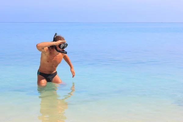 Homme heureux avec des engins de plongée en apnée sur la plage — Photo