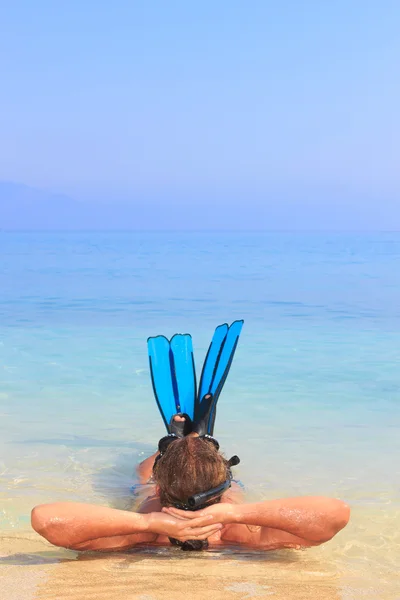 Uomo felice con attrezzi da snorkeling sulla spiaggia — Foto Stock