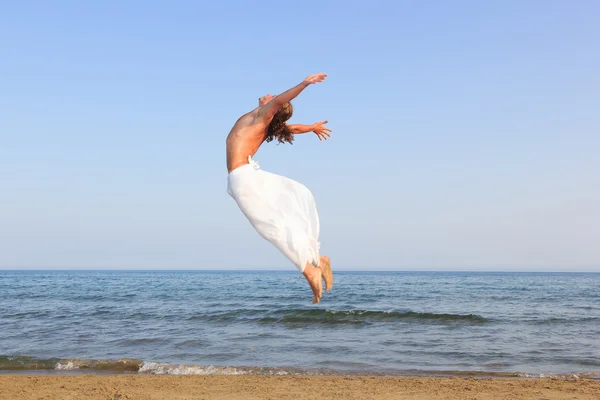 Ung vuxen man tränar en kata på stranden — Stockfoto