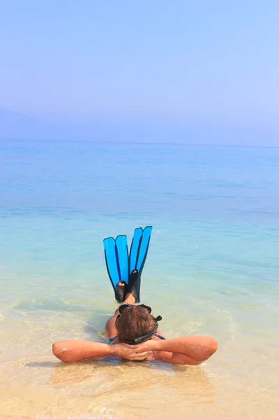 Uomo felice con attrezzi da snorkeling sulla spiaggia — Foto Stock