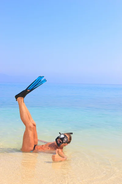 Glücklicher Mann mit Schnorchelausrüstung am Strand — Stockfoto
