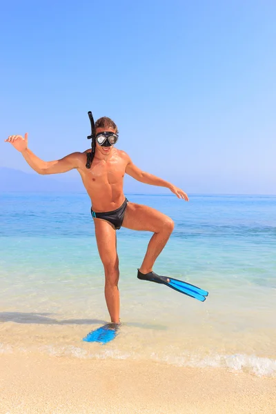 Hombre feliz con equipo de snorkel en la playa — Foto de Stock