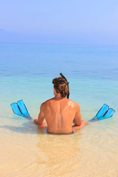 Lycklig man med snorkelutrustning på stranden — Stockfoto