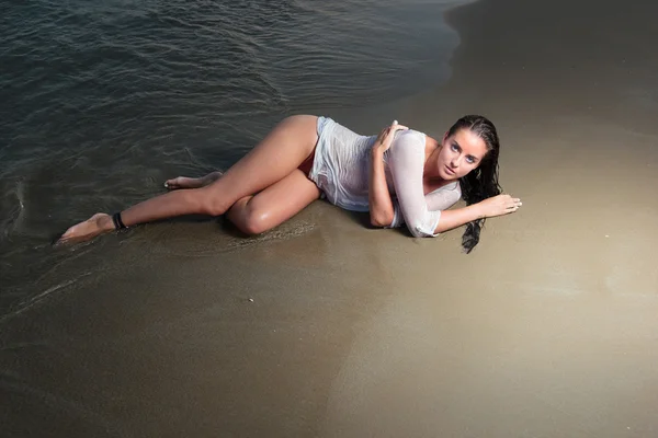 Vrouw op het strand — Stockfoto