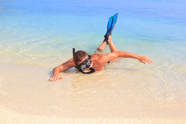 Hombre feliz con equipo de snorkel en la playa —  Fotos de Stock