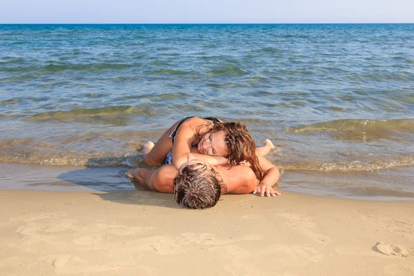 Liebendes Paar am Strand — Stockfoto