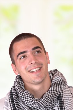 mutlu genç casual adam portresi