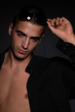 mutlu genç casual adam portresi