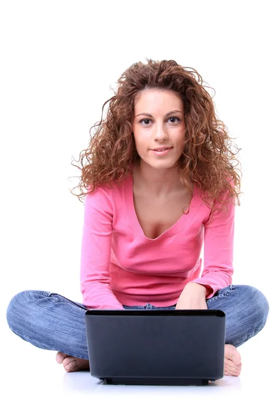 Mujer joven usando el ordenador portátil — Foto de Stock