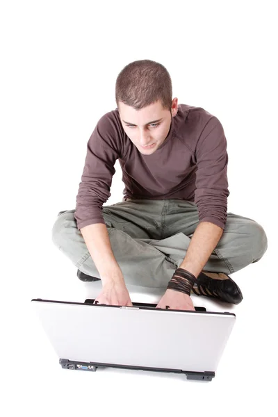 Расслабленный человек с ноутбуком — стоковое фото