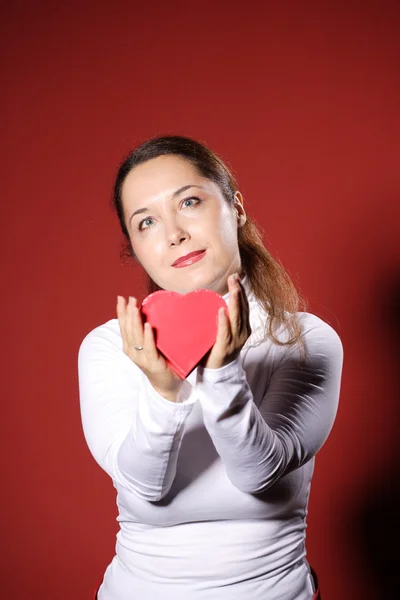 Mode meisje die zich voordeed op witte achtergrond — Stockfoto