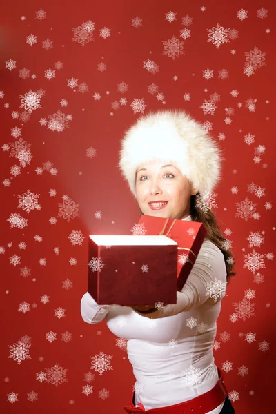 Winter portret van een lachende vrouw — Stockfoto