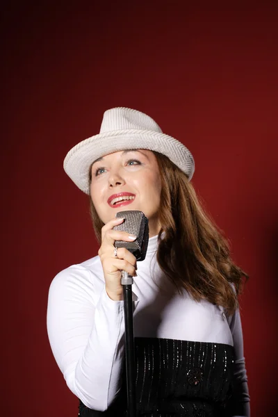Cântăreață sexy cu un microfon vintage — Fotografie, imagine de stoc