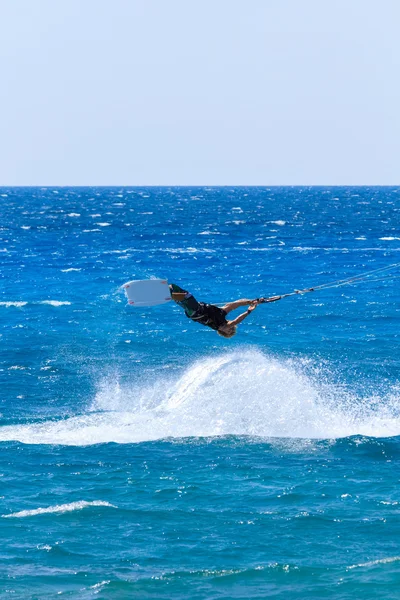 Jovem kiter no mar azul-turquesa — Fotografia de Stock