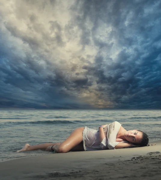 Vrouw op het strand — Stockfoto