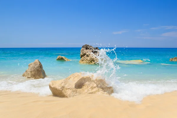 Playa de arena con piedras — Foto de Stock
