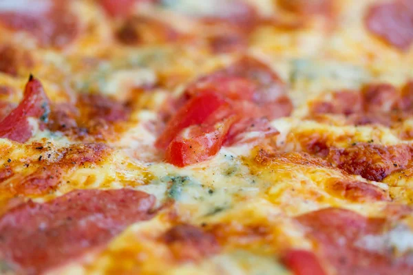 Pizza z salami, mozzarella, pieczarki, oliwki — Zdjęcie stockowe