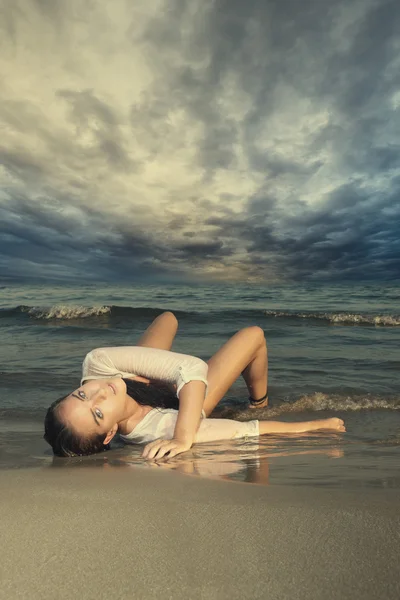 Frau am Strand — Stockfoto