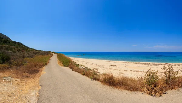 Sandstrand med stenar — Stockfoto